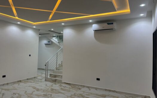 Exquisite 6BR House at Lekki Phase 1 N1.3Billion